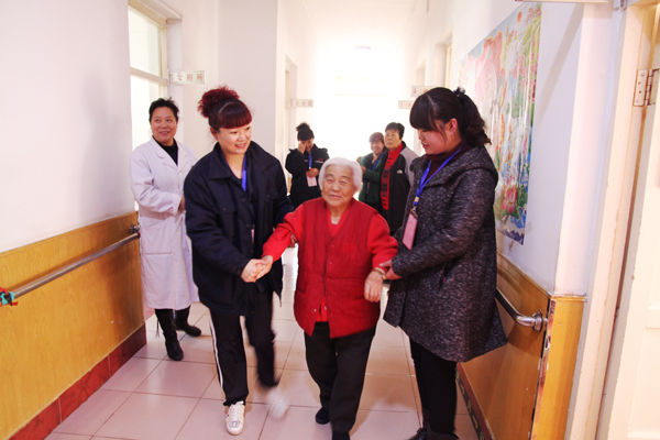 老人的笑容，我們的快樂——公司青年志愿者走進(jìn)敬老院活動側(cè)記.jpg